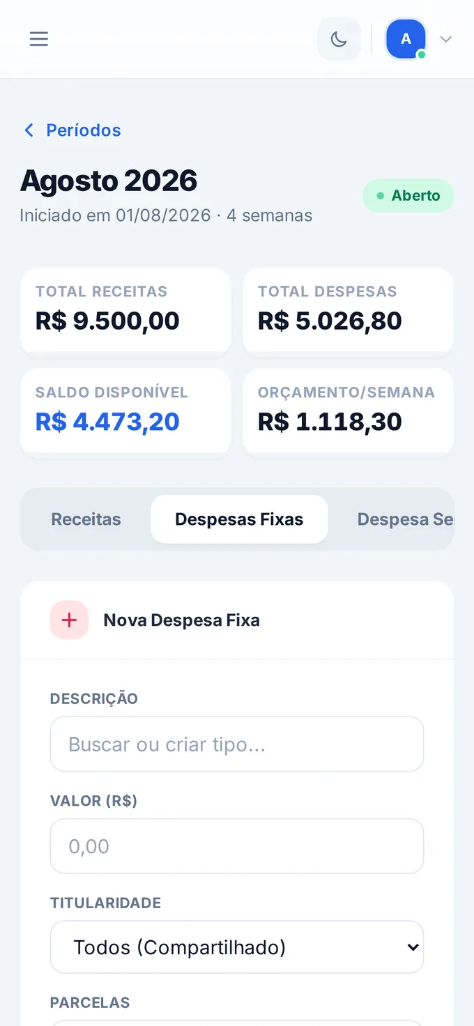 Detalhe do período Agosto 2026 no Plurus: receitas de R$ 9.500,00, despesas de R$ 5.026,80, saldo disponível de R$ 4.473,20 e orçamento semanal de R$ 1.118,30, com as abas de receitas, despesas fixas e despesa semanal.
